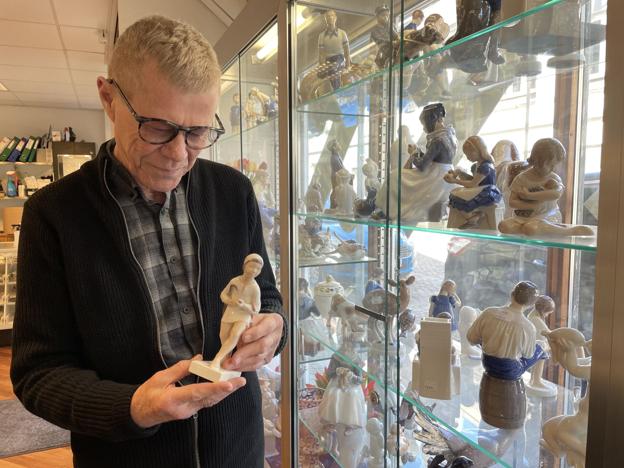 Alle figurerne har navne - eksempelvis står Ole Sørensen her med figuren Ole Lukøje. Foto: Sarah Thun