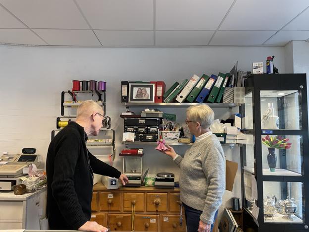 Den lyserøde fe er fra en kundes barnebarn - og deres egne børnebørn på julekortet, som er i ramme på øverste hylde bliver også ofte komplimenteret. - Folk bemærker det op til jul, når vi sætter det nye julekort i, fortæller de stolte bedsteforældre.