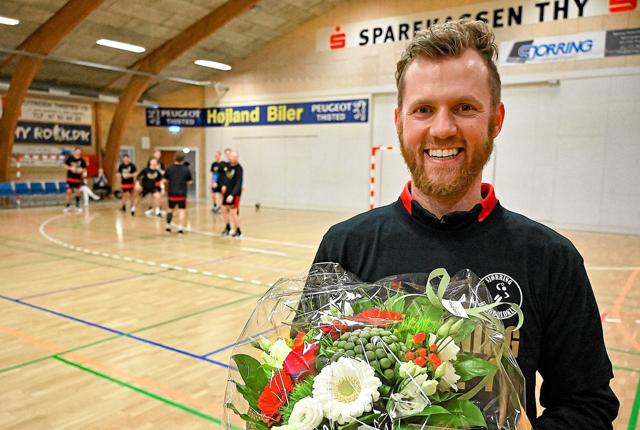 Rune Enevoldsen fik blomster af formanden for den bemærkelsesværdige oprykning til Serie 1 for Sjørrings herrehold. Foto: Ole Iversen