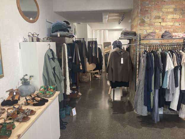 Det meste af tøjet i butikken er lavet af danske designere med danske tekstiler. Foto: Johanne Thordahl