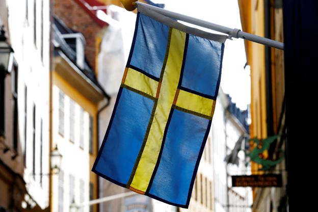 Det svenske flag i den gamle bydel Gamla Stan i Stockholm. REUTERS/Ints Kalnins <i>Scanpix Denmark</i>