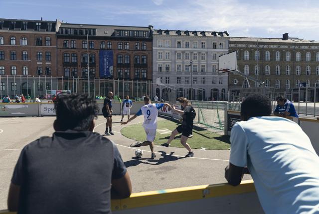 Aalborg Kommune overtager finansieringen af fodboldtræningen for hjemløse og udsatte. PR-foto: Ombold