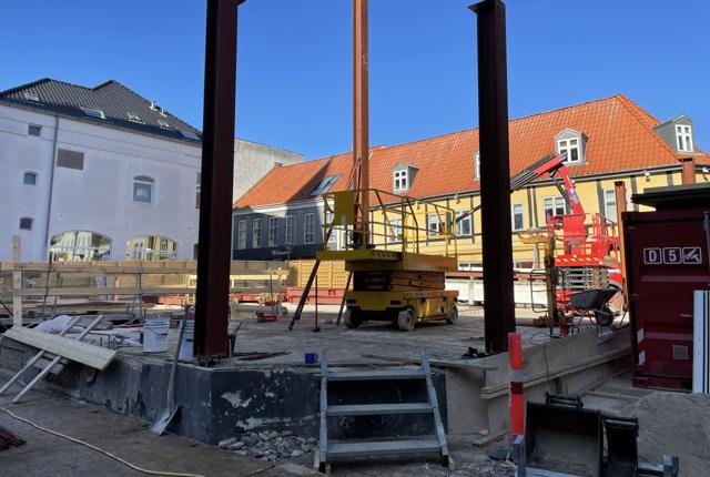 Sokkel og fundament står tilbage og skal bære den nye bygning, der skal huse tøjforretning og lejligheder. Foto: Line Ettinger Julsgaard