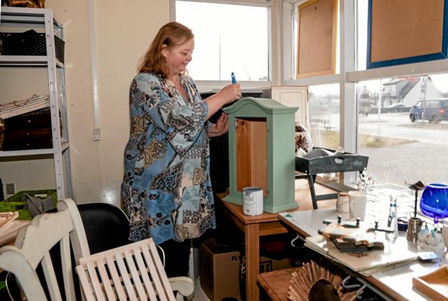 Møblerne, som Britta Larsen henter eller får ind i butikken, bliver renoveret og gjort klar med ny maling. Foto: Peter Jørgensen