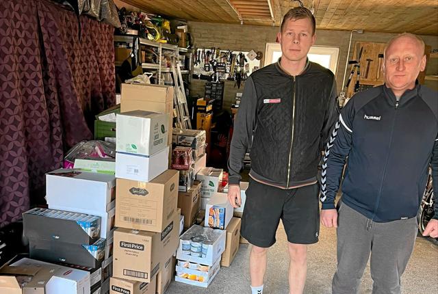Igen er Roman Boreys (højre) garage blevet fyldt med varer til Ukraine. En gave fra Din Købmand og kunderne. Til venstre Købmand Mathias Paaske. Foto: Ole Iversen