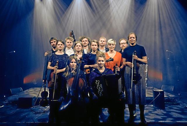 De 12 unge musikere mødtes første gang i 2011 på Syddansk Folkemusik Talentskole, hvor de bl.a. fik undervisning af Harald Haugaard. Han tændte en ild i dem, som stadig brænder så stærkt, at de - til trods for nu både at bo i øst og vest og studere alt fra musik til medicin - holder fast i hinanden. Privatfoto