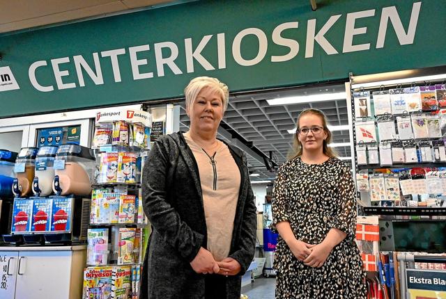 Krista Thinggaard (tv) tager over som butiksleder i Centerkiosken i Hanstholm efter Charliotte Wulch, som har sidste dag på arbejdet i kiosken fredag. Foto: Ole Iversen