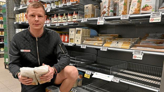 Matias Paaske og hans ansatte er klar til at hjælpe kunderne med ting, man normalt ikke går til købmanden for at få klaret, <i>Arkivfoto: Ole Iversen</i>