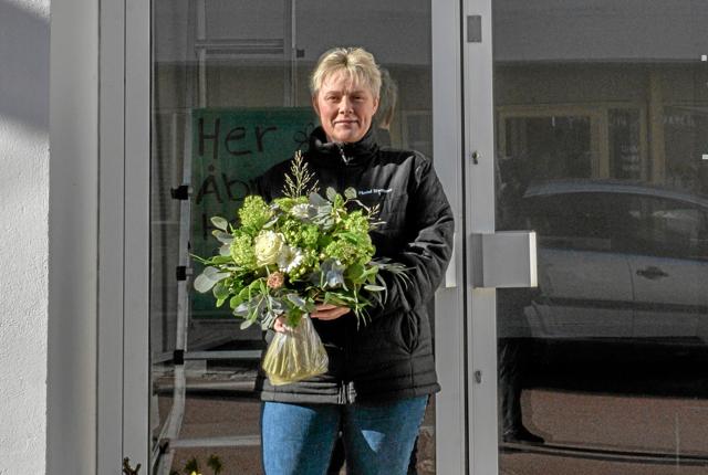Susanne Sørensen, som driver Hood Blomster i Overlade, ses her foran den nye butik i hovedgaden i Østerbrogade nr. 1 C. Foto: Mogens Lynge