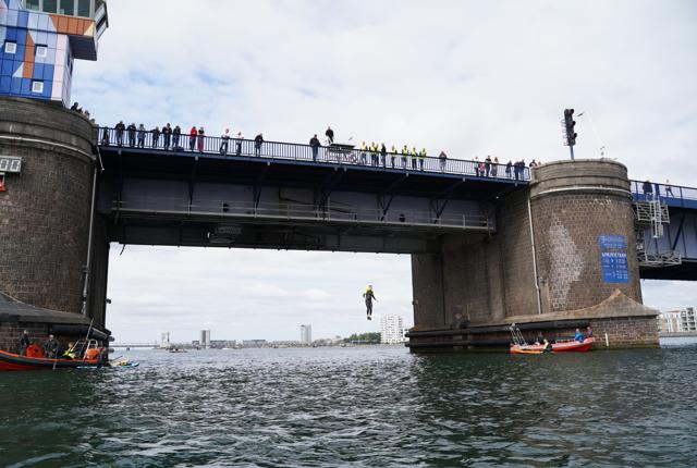 Normalt må man ikke springe i vandet fra broen - men denne dag er al sikkerhed på plads. PR-foto.
