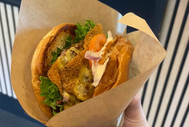 Her er den så! Smashburgeren fra Burger Beast i Reberbansgade. Foto: Victoria Skibsted