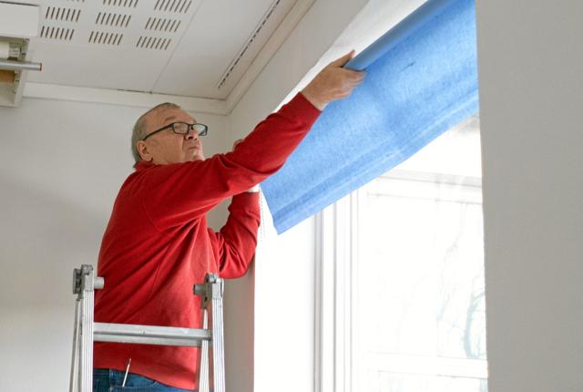 Kurt Thomsen udskifter de gamle gardiner med nye. Foto: Niels Helver
