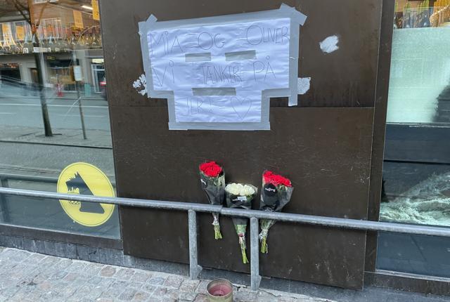 Et skilt, roser og et lys markerer tanker til de to forsvundne unge ved Netto i Aalborg. Foto: Line Ettinger Julsgaard