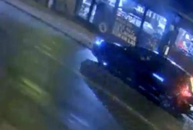 Her ses overvågningsbillederne af den sorte bil, som politiet formoder er en pirattaxa. Foto: Nordjyllands Politi