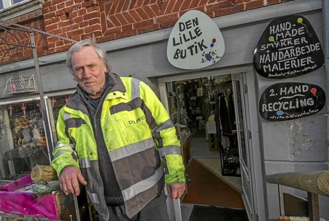 Preben Guldbæk står i spisen for Den Lille Butik. Foto: Allan Mortensen