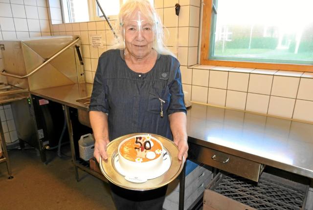 Jubilaren med sin flotte kage på dagen. Foto: Jens Brændgaard