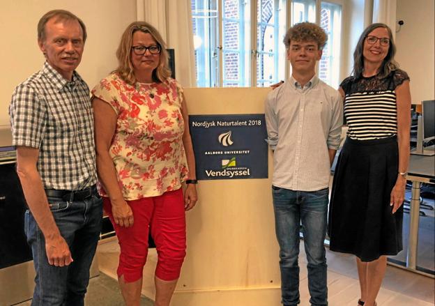 Fra dengang Ebbe Michelsen fik årets matematikpris i Nordjylland i 2018: Fra venstre mod højre: Først to af de roste lærere,Carsten Svejstrup, Dorthe Nielsen, Derefter Ebbe Michelsen og prorektor for Aalborg Universitet, Inger Askehave.