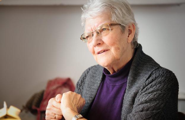 - Måske kan et kort telefonopkald med til at give en tryghed og en god start på dagen, siger Bodil Hilligsøe fra den lokale besøgstjeneste. Arkivfoto: Diana Holm
