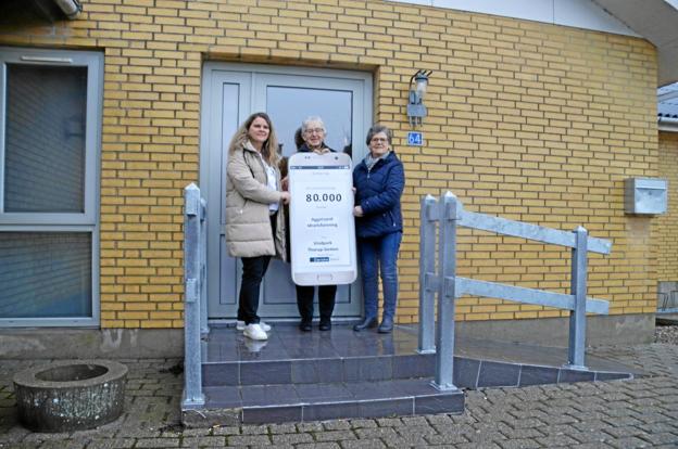 Heidi Jensen fra Eurowind Energy overrækker donationen på 80.000 kroner til Inger Lise Jensen og Linda Overgaard, Aggersund Idrætsforening. Privatfoto