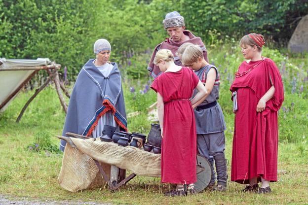 Hvis du er barn og har lyst til at prøve at spille skuespil, eller hvis du er voksen og har lyst til at holde styr på en flok glade frivillige, der bygger en udendørs teaterforestilling, så er der brug for dig hos Fyrspillene i Sydthy. Privatfoto