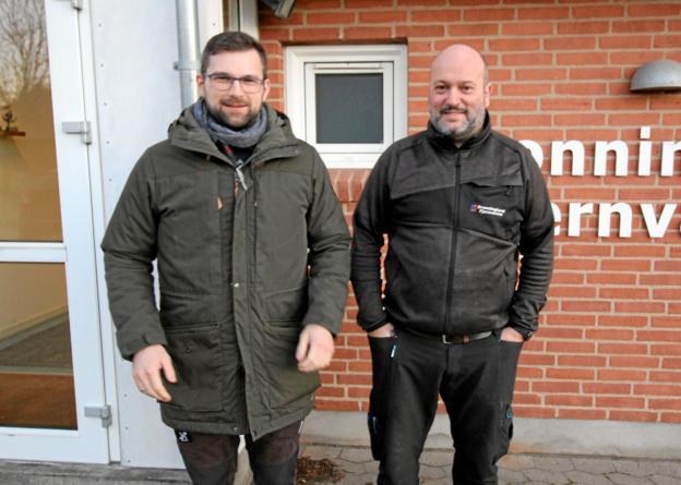 Svend B. Bøgh og Casper Christiansen foran kraftvarmeværket i Dronninglund. Det forsyner 1.500 husstande. Foto: Jørgen Ingvardsen