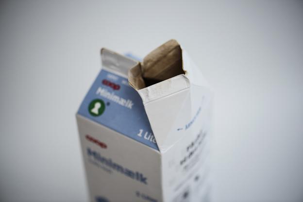 Nu skal mælkekartoner og andre drikkekartoner ekspederes sammen med plast og metal, så materialerne kan genanvendes. Arkivfoto: Ritzau Scanpix