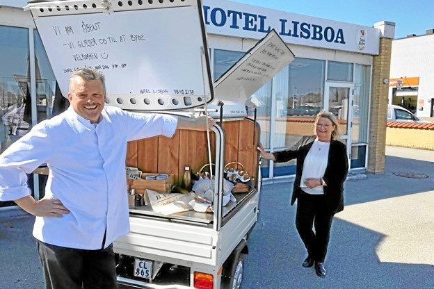 Alfred og Lise Pichler her ved deres tuk-tuk, der har sendt lækkerier ud i en stor del af Bangsboområdet i sommertiden. Nu åbner de dørene til Møllehuset for et forest get together, hvor fællesskabet og maden er i højsædet.