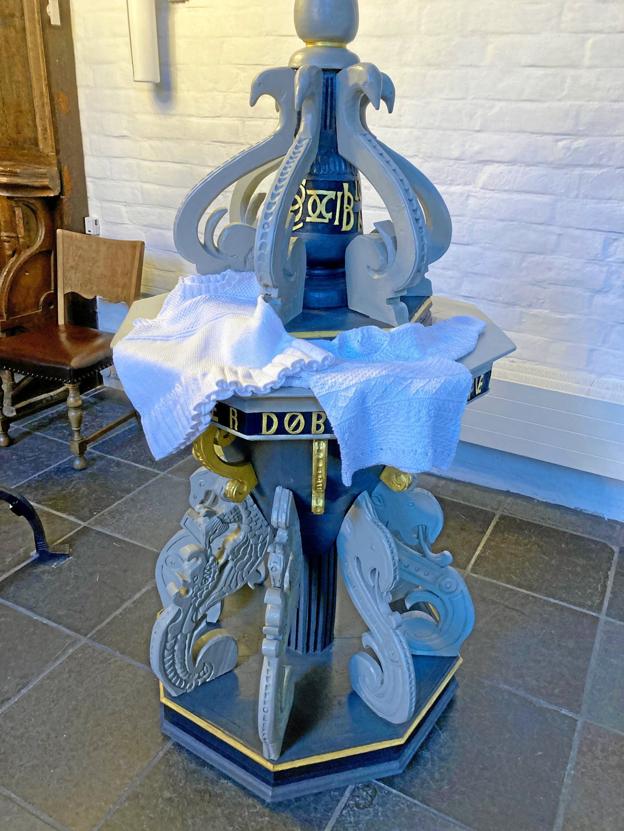 Er barnet blevet for stort til slægtens dåbskjole, så kan man nu låne sig frem til store størrelser i Sæby Kirke. Foto: Birthe Jeppesen