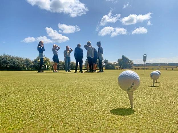 Aktiv Ferie i sommerferien 2021 havde bl.a. en aktivitet i samarbejde med Hobro Golfklub. Privatfoto: Jonathan Linnemann