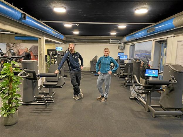 Instruktør Kasper Mark Larsen og Tine Holst - klar i det nyindrettede fitnesscenter i Hobro Idrætscenter. Foto: Hobro Idrætscenter