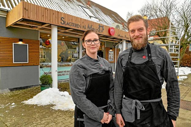 De nye tider er begyndt hos Slagteren på Møllevej. Ejerparret Pernille og Mathias Stegelmann er begyndt renoveringen og udviklingen af deres butik. Her foran den nye facade, som er overstået. Foto: Ole Iversen