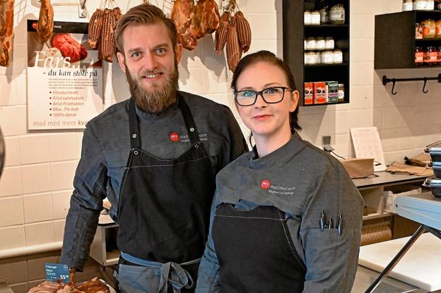 Mathias Stegelmann er udlært som slagter på Møllevej og er returneret til Thy efter fem år som kok på Menstrup Kro i Næstved. Pernille Stegelmann kommer fra hotelbranchen, blandt andet som daglig leder på Hotel Limfjorden i otte år. Parret bor nu i Thisted på Idylvej - ikke langt fra forretningen. Foto: Ole Iversen