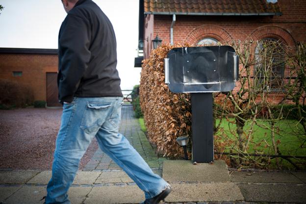 Dette sørgelige syn mødte nytårsmorgen en del lokale husejere, men bortset fra dét synes nytåret i Himmerland i det store og hele at være spændt forholdsvis fredeligt af. Arkivfoto: Bo Lehm