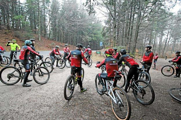 Søndag morgen var omkring 30 medlemmer af DMCC klar til en frisk tur i Storskoven på mountainbike. Foto: Jørgen Ingvardsen