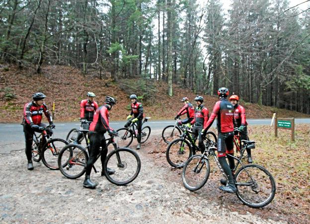 De mange cykelryttere blev opdelt i mindre grupper og derpå sendt ud på forskellige ruter i Storskoven. Foto: Jørgen Ingvardsen
