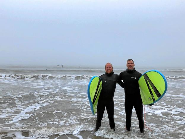 Janus fra København og Paul fra USA var på besøg og prøvede for første gang at surfe. - Lidt svært men fantastisk at prøve, var deres kommentar. Foto: Kirsten Olsen