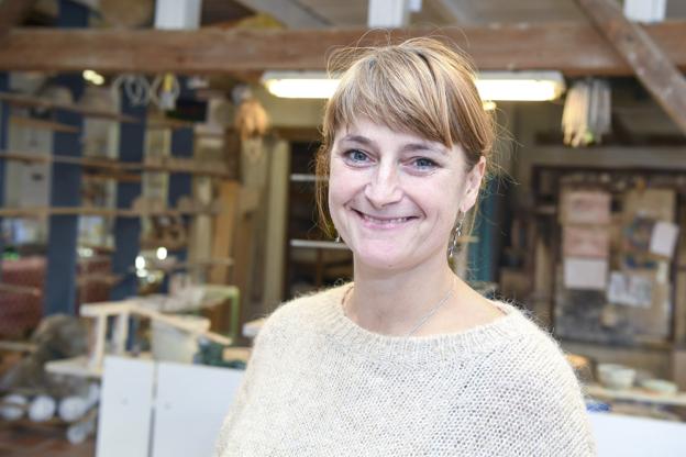 Vibe Falkenberg lukker Keramoda ned i to måneder, mens håndværkerne indretter kontorpladser og kunstnerbolig over husets værksted. Foto: Bente Poder