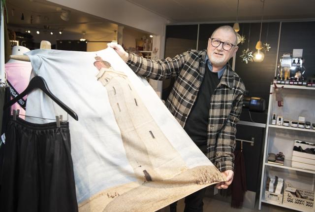 Leo Hjulmann med det nye tørklæde i Min Lille Butik i Lønstrup. Foto: Bente Poder