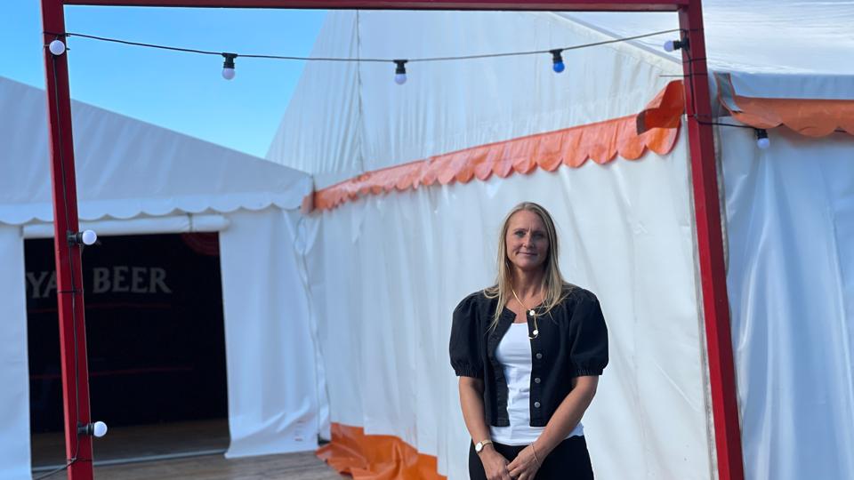 I Ambu's Hvile-telt serverer de frivillige blandt andet tarteletter og frikadeller til sultne gæster. <i>Foto: Nadia Hansen</i>