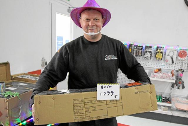 Fyrværker Christian Sonne-Schmidt med det største batteri til 1.299 kroner. Dem har han solgt mange af. Foto: Jørgen Ingvardsen