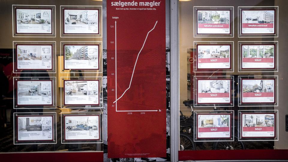 Økonomerne i Finansministeriet forventer, at boligpriserne får et hak nedad næste år. Højere renter og høj inflation er blandt årsagerne. <i>Thomas Lekfeldt/Ritzau Scanpix</i>