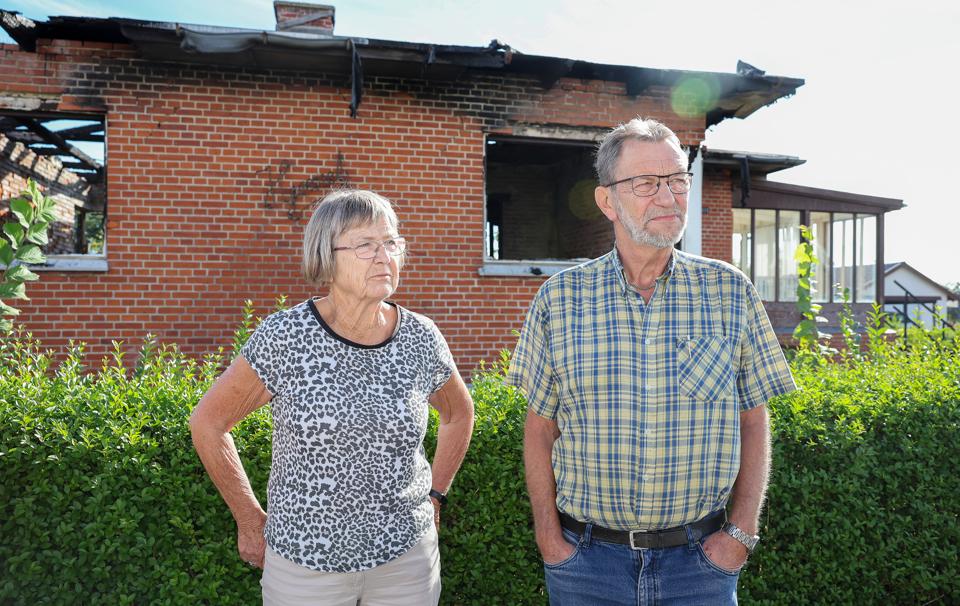 Jytte Juul og Jørgen Kristensen er naboer til brandtomten i Lyngså. De glæder sig over, at nu også en folketingspolitiker går til angreb på skampletten. <i>Foto: Bente Poder</i>