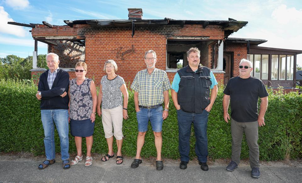 Naboerne foran huset som brændte i 2020. Fra venstre er det Ole og Gudrun Christensen, Jytte Juul, Jørgen Christensen, Søren Sig Christensen og Jan Nielsen.  <i>Foto: Bente Poder</i>