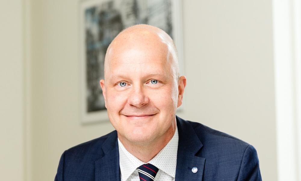Efter fem år ved roret i Velux Gruppen trækker David Briggs sig tilbage som adm. direktør og overlader roret til Lars Petersson (billedet). Efter fem år ved roret i Velux Gruppen trækker David Briggs sig tilbage som adm. direktør og overlader roret til Lars Petersson (billedet).