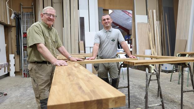 Lars Jensen har solgt sit tømrerfirma til Martin Nielsen, men han skal blive og hjælpe på værkstedet et stykke tid endnu - og lære Martin Nielsen op i bordplader. <i>Foto: Bente Poder</i>