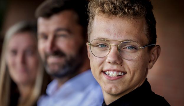 Forhold der er så små, at man må tage tilløb inde fra nabolokalet for at gennemføre en øvelse. Det er også en virkelighed som Lasse Hummeluhr, bestyrelsesmedlem i Aars Gymnastikforening, kender til. Han håber, det kan blive fortid, hvis den nye plan bliver gennemført. <i>Foto: Martin Damgård</i>