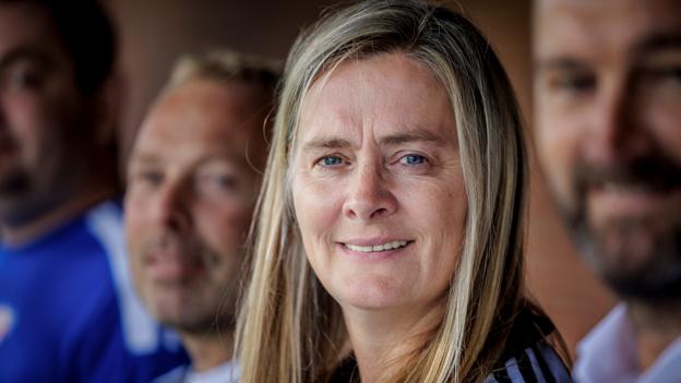 - Det er ufedt at skulle bruge andres faciliteter. Og svært, når unge trænere ikke kan køre derud selv, siger Tove "Tut" Nygaard fra Aars Håndboldklub. Her må man konstant må sende hold til træning rundt om Aars, fordi alt er booket i hjembyen. <i>Foto: Martin Damgård</i>