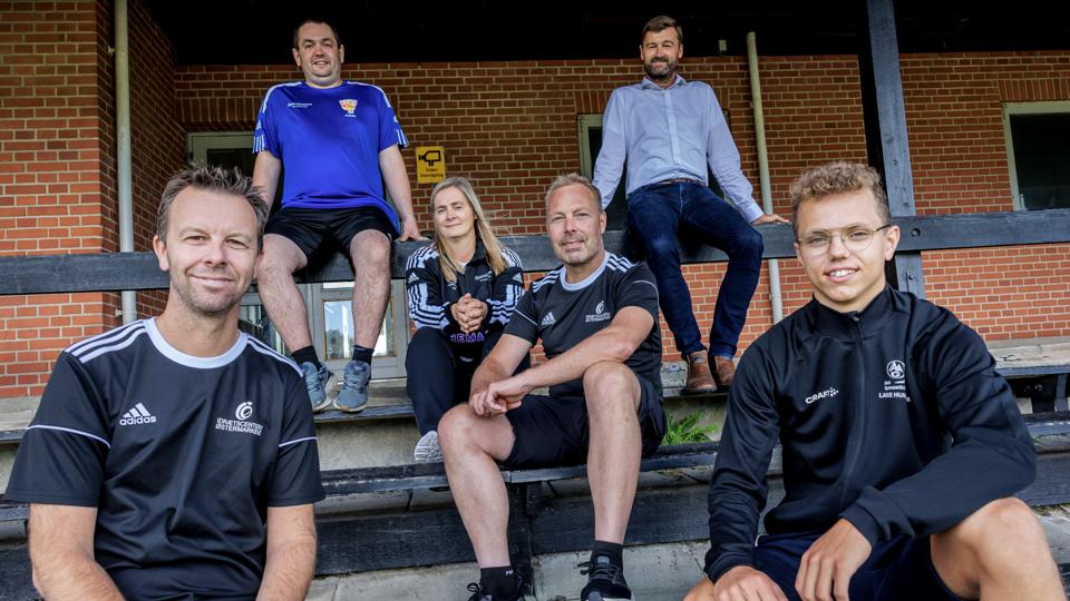 Hver for sig kan klubberne meget. Men sammen kan de mere. Fra venstre er det Allan Mølgaard, Event & Marketing på Idrætsscenter Øtermarken, siddende øverst Brian Rubæk, daglig leder hos Aars IK, Tove (Tut) Nygaard fra Aars HK, Brian Østergaard, daglig leder af Idrætscenter Østermarken, øverst Kenneth Pedersen fra Aars IK samt Lasse Hummeluhr, Aars Gymnastikforening. <i>Foto: Martin Damgård</i>