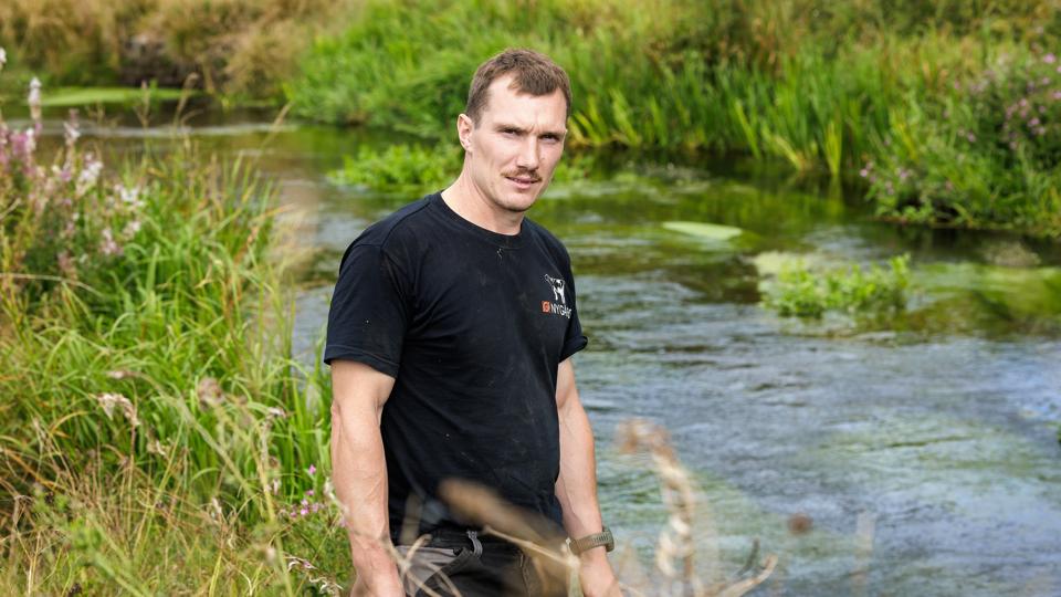 Landmand Christian Bøgh har 250 økologiske malkekøer, der græsser på engarealer ned mod Simested Å. Men alt for ofte er der oversvømmelser, og det skyldes for dårlig vedligeholdelse af åen, mener han. <i>Foto: Henrik Bo</i>