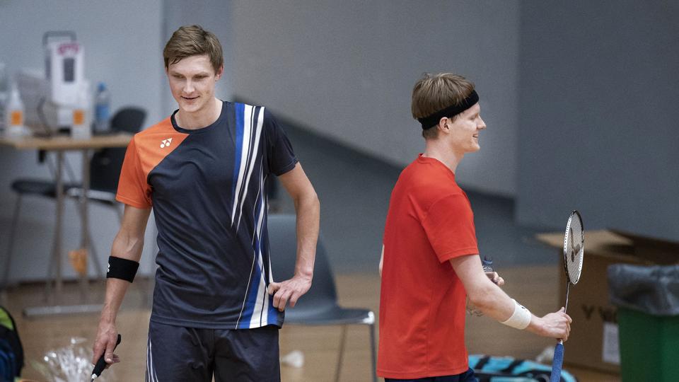 Viktor Axelsen og Anders Antonsen ses her træne med landsholdet på det nationale træningscenter i Brøndby i 2020. Det er i dag en sjældenhed, efter at Axelsen har rykket sin træning til Dubai. Nu overvejer Antonsen, hvad han vil gøre fremadrettet. <i>Liselotte Sabroe/Ritzau Scanpix</i>